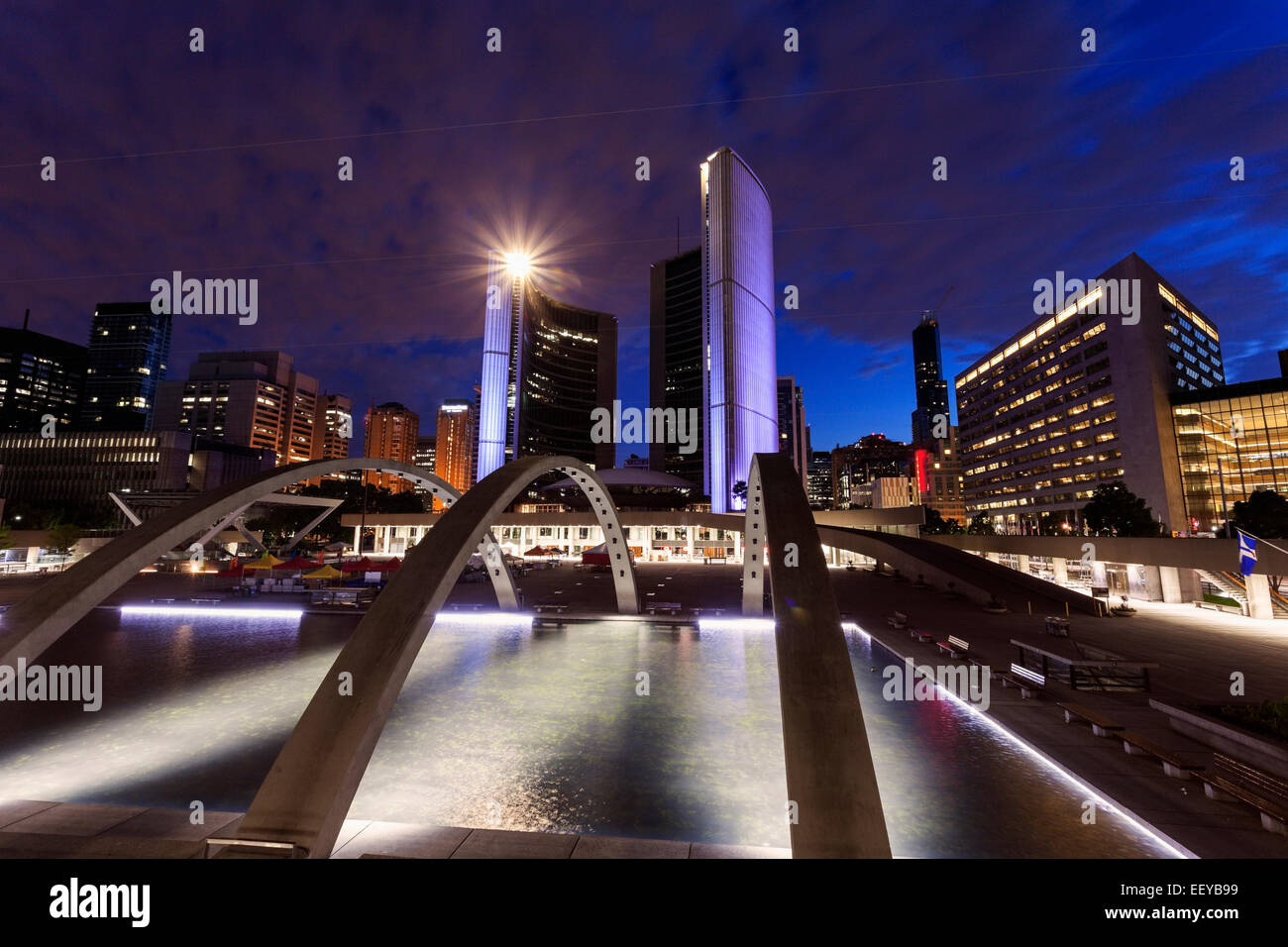 Canada Ontario, Toronto, illuminato skyline con vuota pista di pattinaggio sul ghiaccio in primo piano Foto Stock