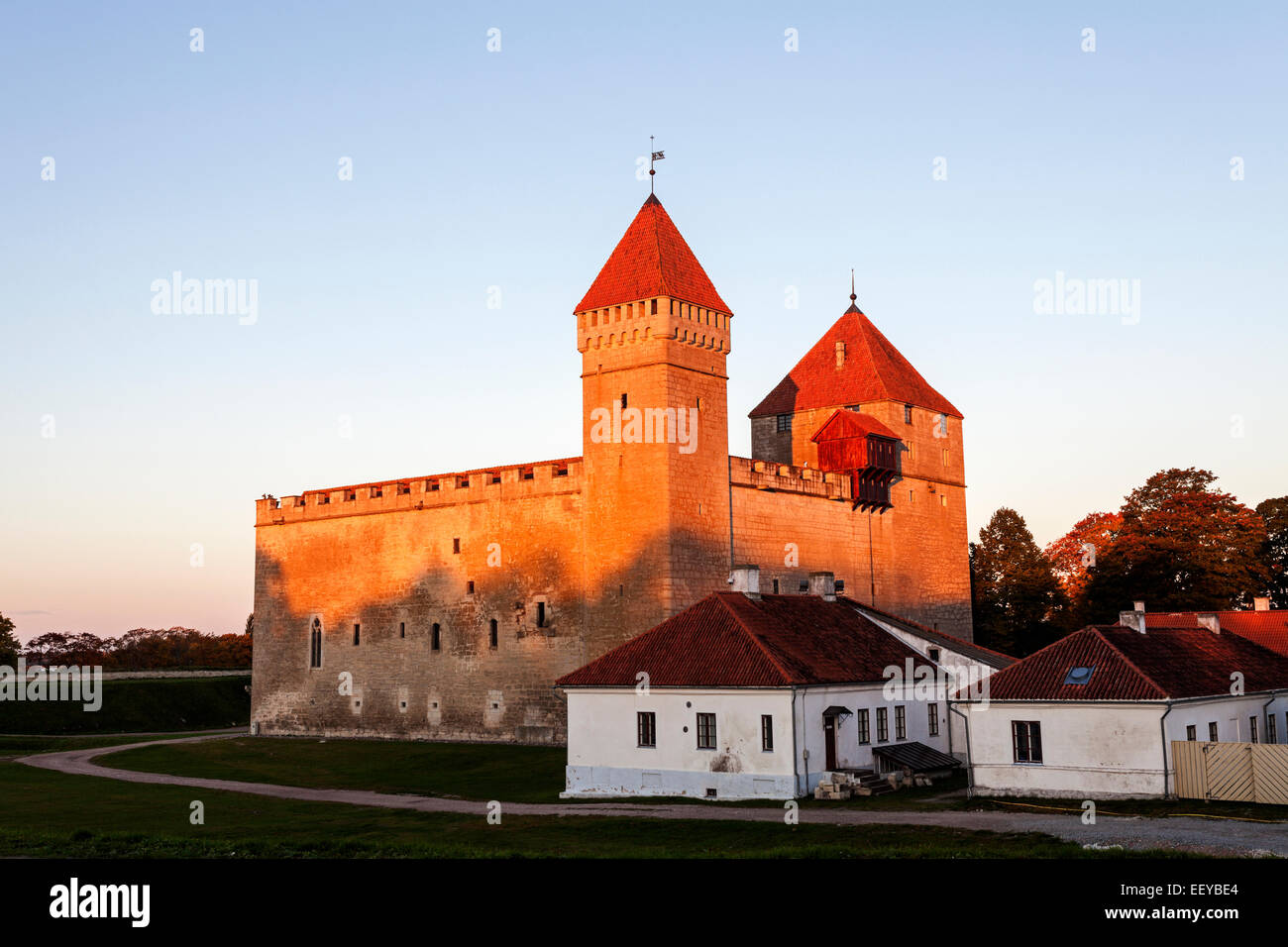 Estonia, Saare County, Kuressaare, vista del castello e case Foto Stock