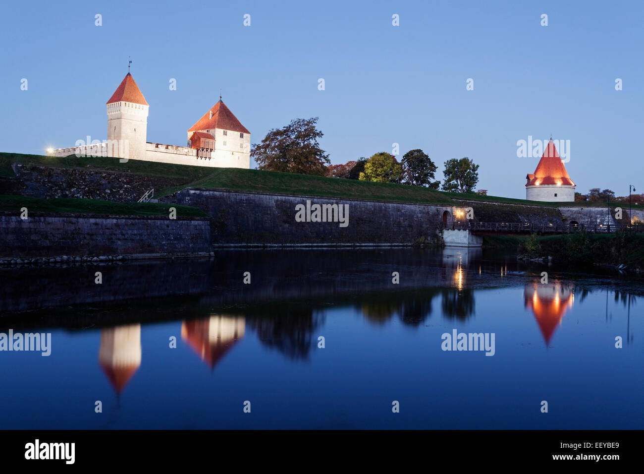 Estonia, Saare County, Kuressaare, vista del castello sull isola dal fiume Foto Stock