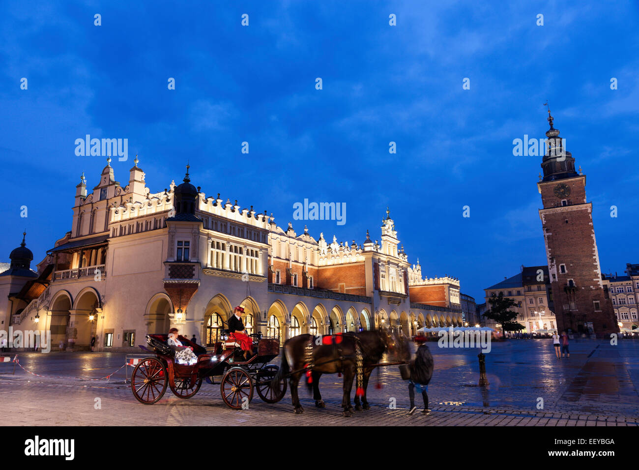 Polonia, Malopolskie, Cracovia, Cavallo carrello panno contro Hall sulla piazza principale Foto Stock