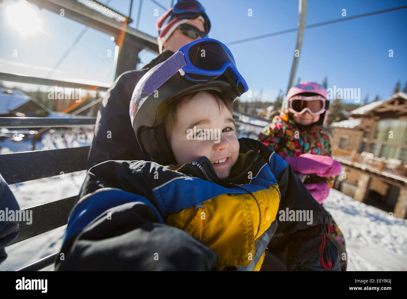 Stati Uniti d'America, Montana, coregone, Padre sciare con bambini (6-7, 8-9) Foto Stock