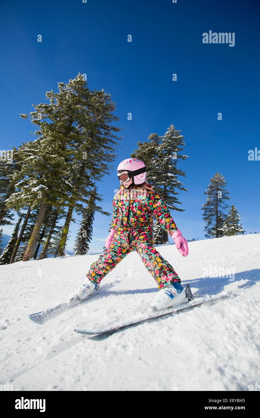 Stati Uniti d'America, Montana, coregone, ragazza (8-9) sci in montagna Foto Stock