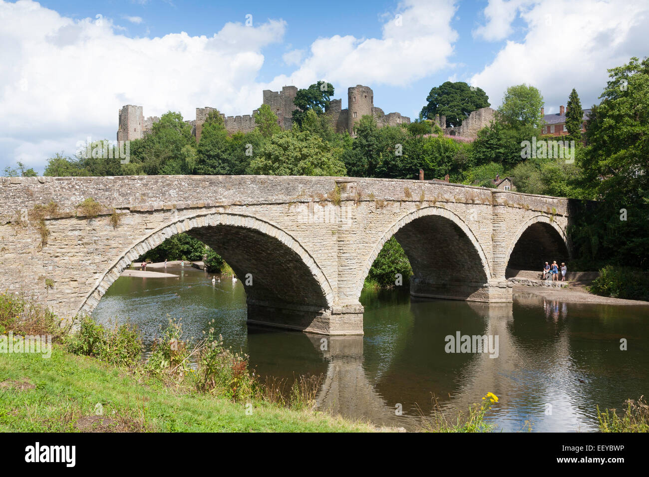 Città ponte, sul fiume teme a Ludlow, Shropshire, Inghilterra, Regno Unito Foto Stock