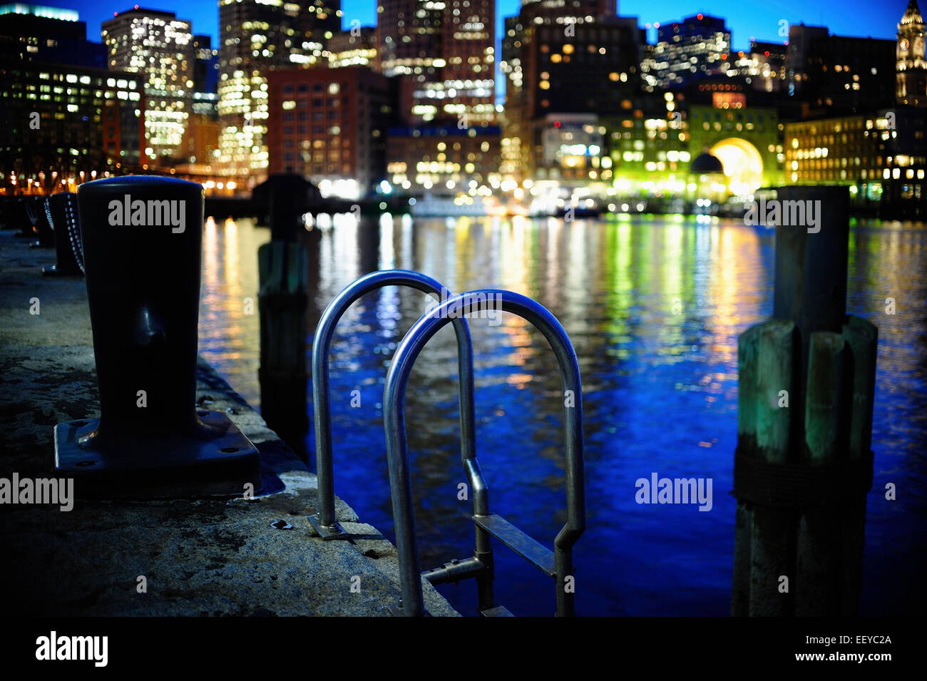 Stati Uniti d'America, Massachusetts, Boston, scala di metallo lungo il molo commerciale con Boston Waterfront in background Foto Stock