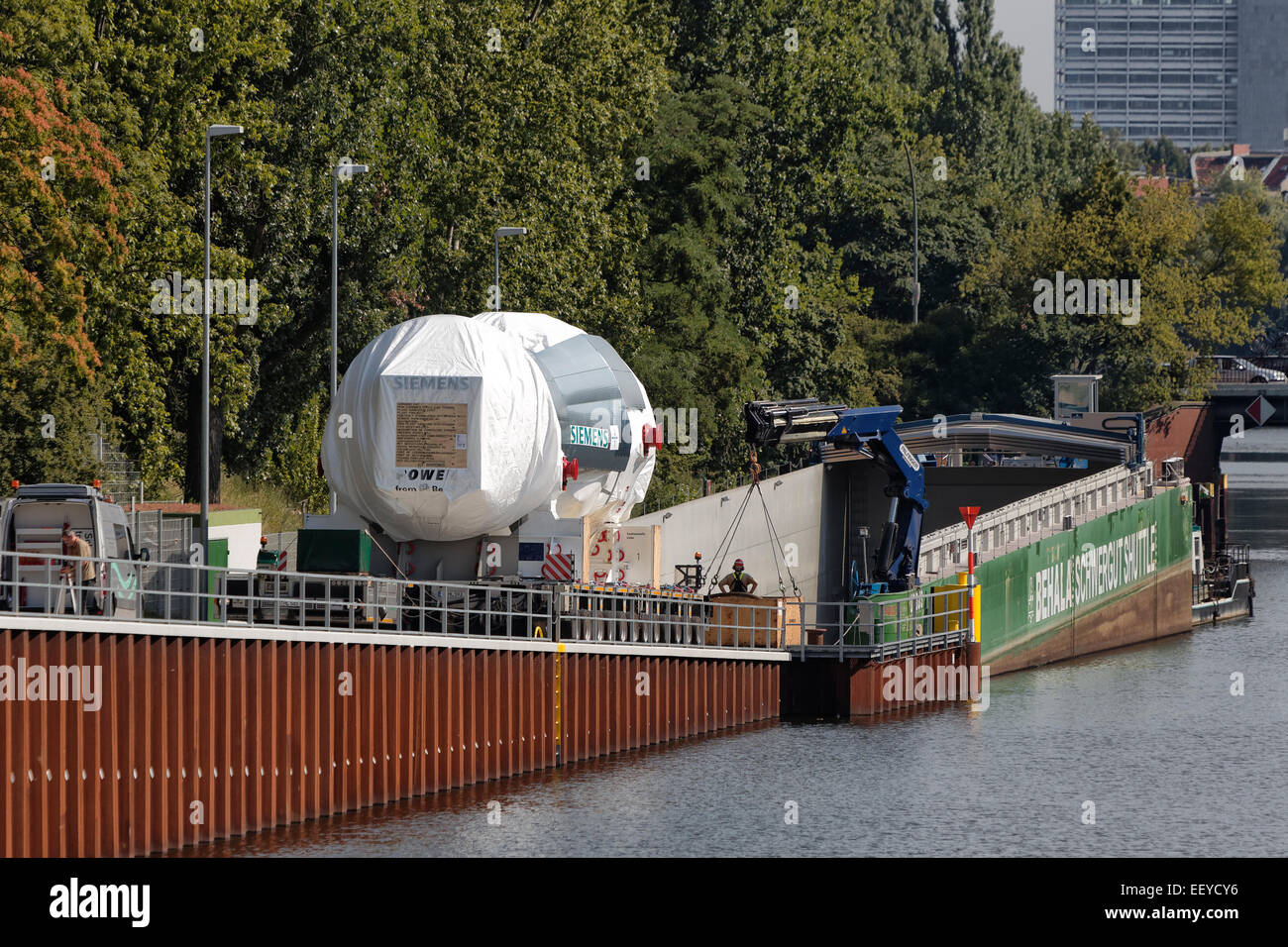 Berlino, Germania, 500 tonnellate di pesanti impianto di potenza della turbina a gas viene trasportato al BEHALA-Schwergutshuttle Foto Stock