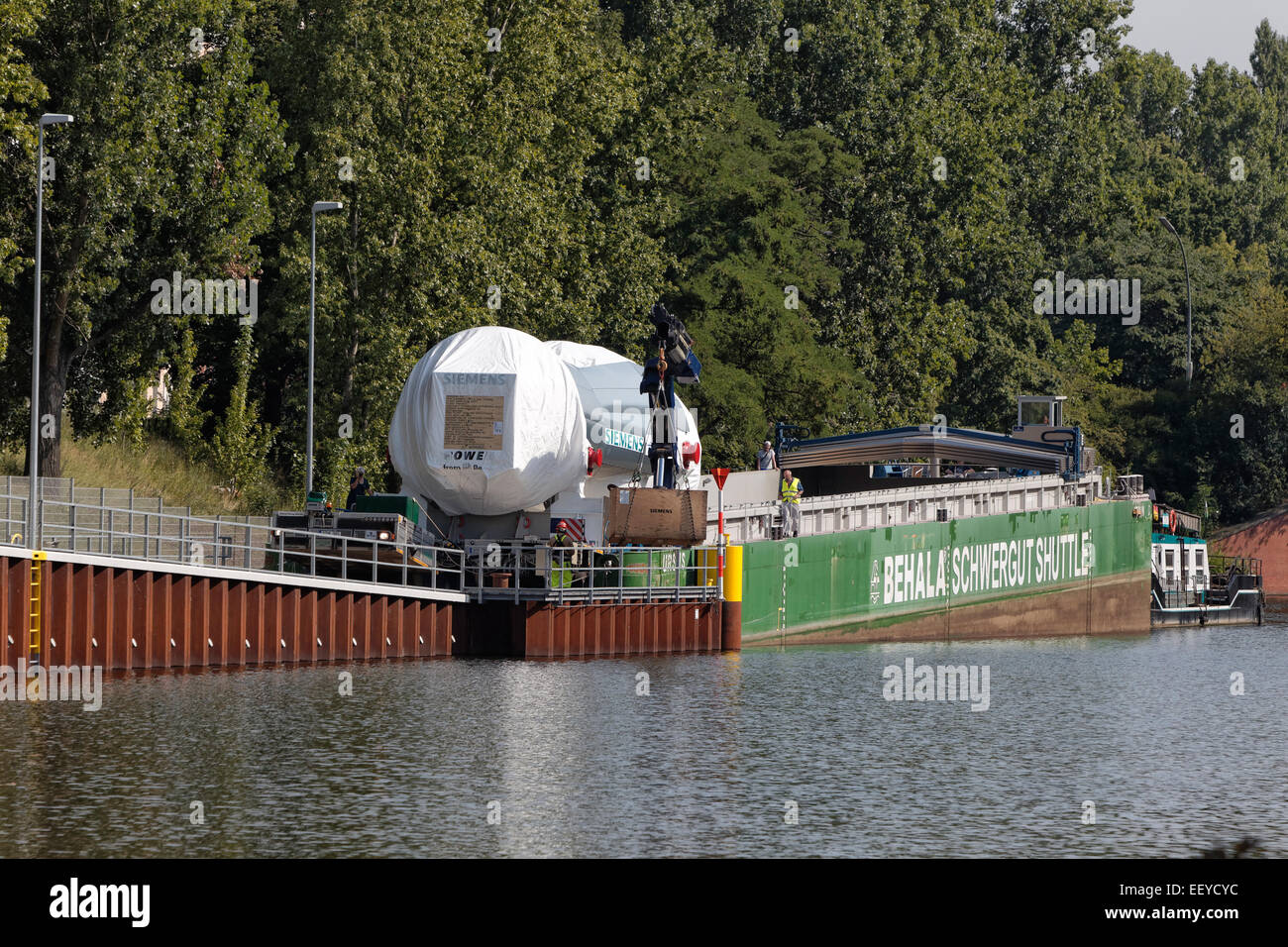 Berlino, Germania, 500 tonnellate di pesanti impianto di potenza della turbina a gas viene trasportato al BEHALA-Schwergutshuttle Foto Stock