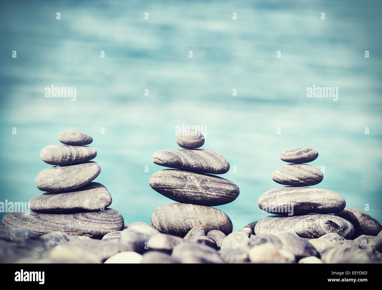 Vintage retrò stile hipster immagine di pietre sulla spiaggia, Zen spa concept sfondo. Foto Stock