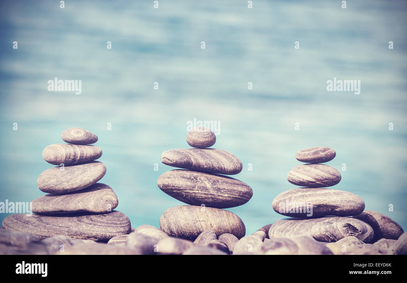 Vintage retrò stile hipster immagine di pietre sulla spiaggia, Zen spa concept sfondo. Foto Stock