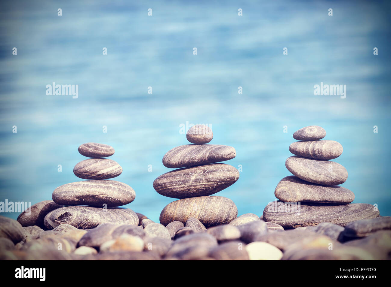 Vintage retrò stile hipster immagine di pietre sulla spiaggia, Zen spa concept sfondo. Foto Stock