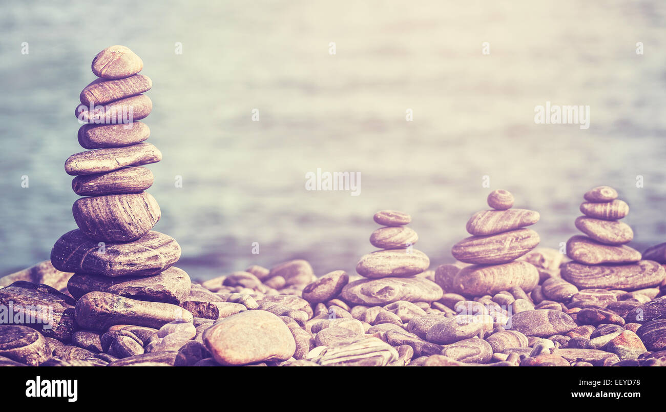 Vintage retrò stile hipster immagine di pietre sulla spiaggia, spa concept sfondo. Foto Stock