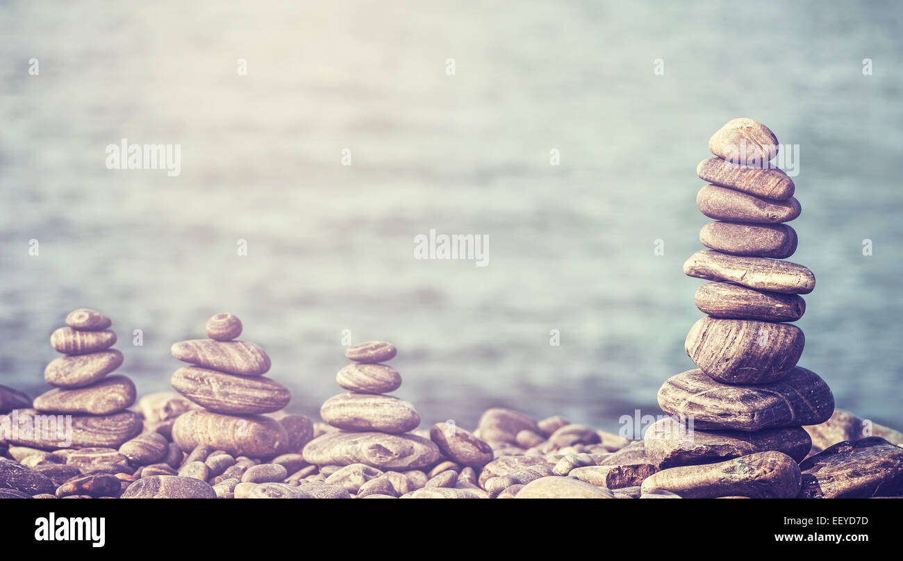 Vintage retrò stile hipster immagine di pietre sulla spiaggia, spa concept sfondo. Foto Stock