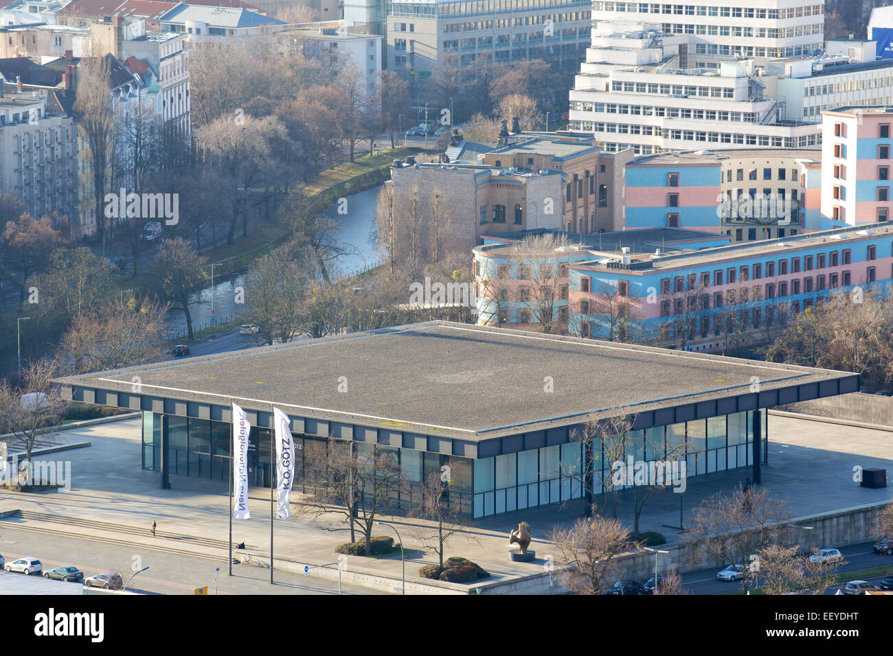 Mies van der Rohe's Neue Nationalgalerie di Berlino in Germania nel dicembre 2013. Foto Stock