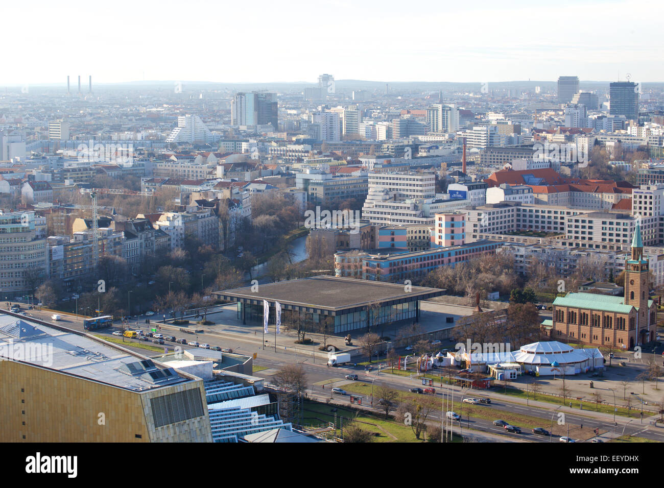 Mies van der Rohe's Neue Nationalgalerie di Berlino in Germania nel dicembre 2013. Foto Stock