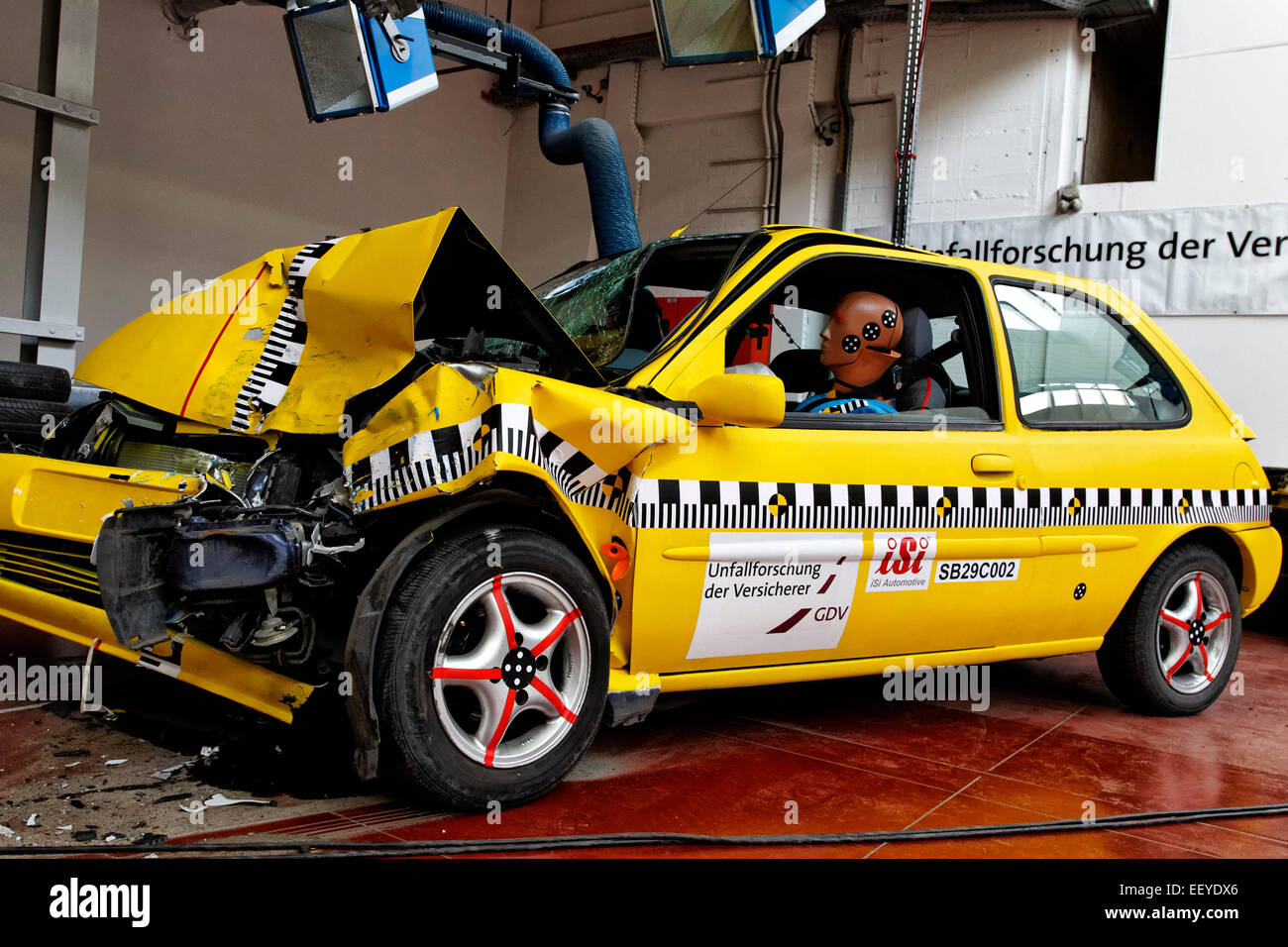 Crash Test vecchia auto - i giovani conducenti Foto Stock