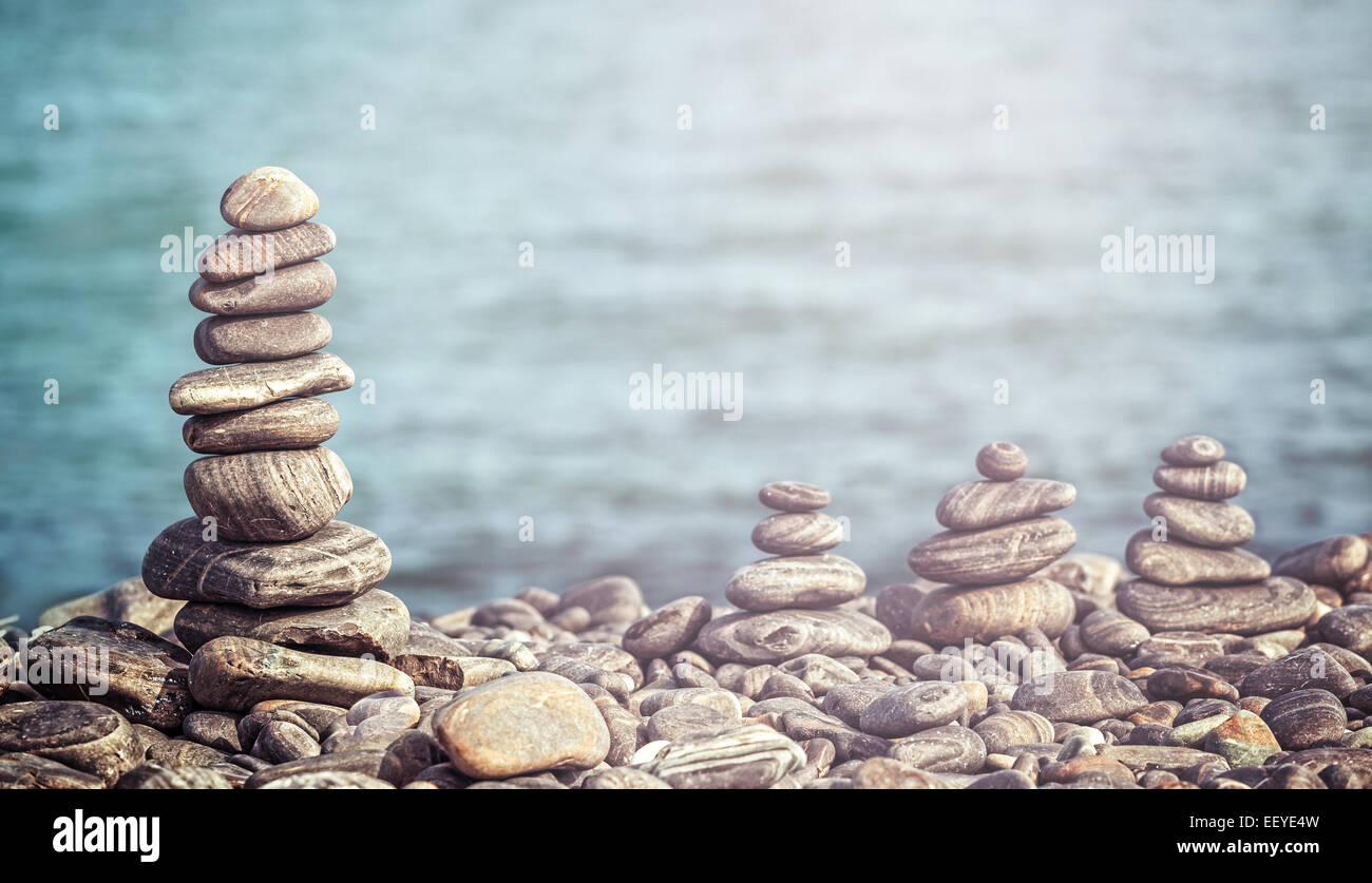 Vintage retrò stile hipster immagine di pietre sulla spiaggia, spa concept sfondo. Foto Stock