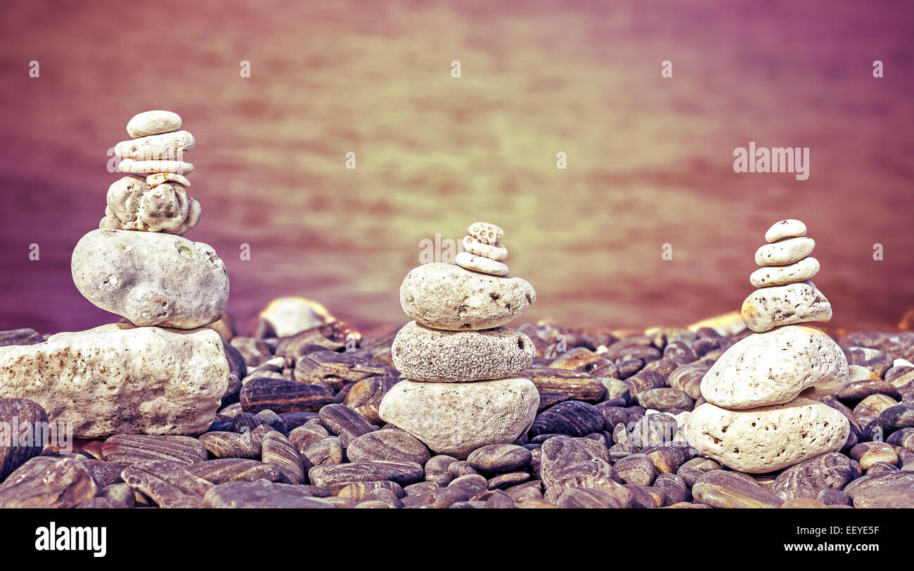 Colore immagine filtrata di pietre sulla spiaggia, spa concept sfondo. Foto Stock