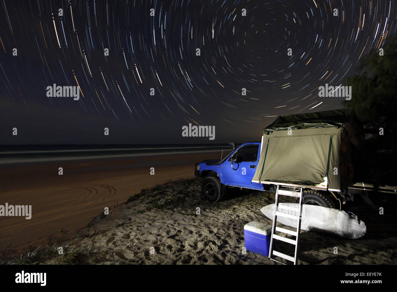 Star percorso oltre un campeggio su una spiaggia Foto Stock