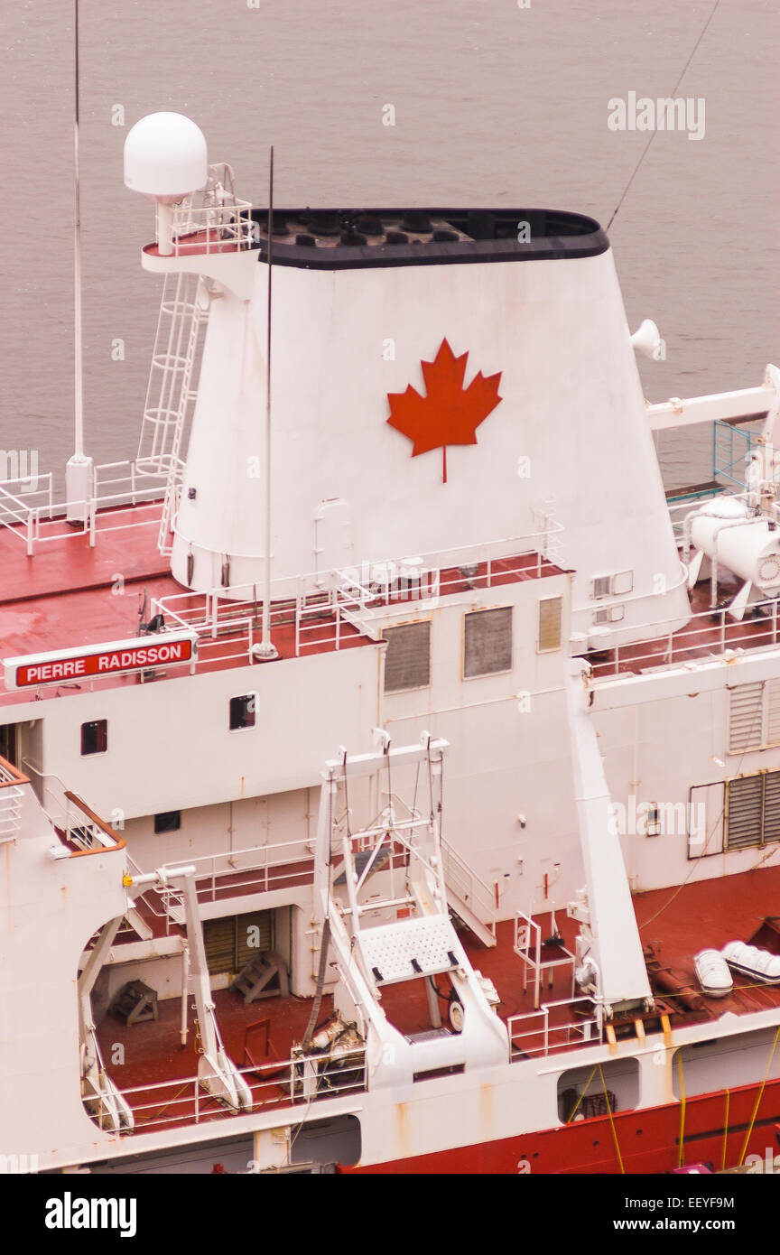 QUEBEC City, Quebec, Canada - Canada Coast Guard nave con Foglia di acero sulla pila, ancorata sul fiume San Lorenzo, a Quebec City. Foto Stock