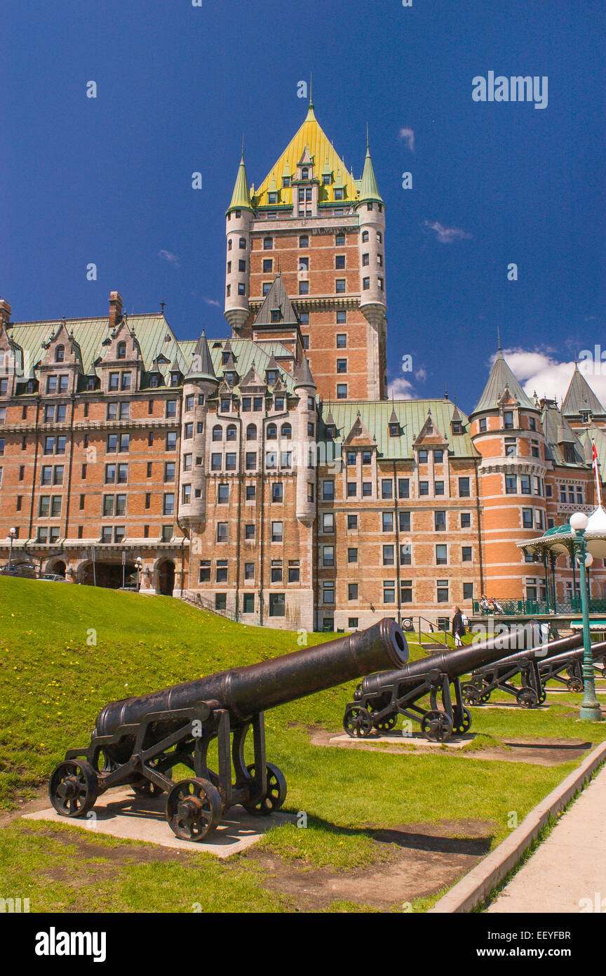 QUEBEC City, Quebec, Canada - Canoni di fronte Le Chateau Frontenac castello e hotel, nella Vecchia Quebec City. Foto Stock