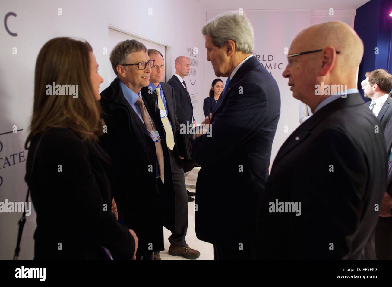 Il Segretario di Stato americano John Kerry chat con Bill e Melinda Gates dopo che egli ha rivolto il Forum Economico Mondiale 23 gennaio 2015 del World Economic Forum di Davos, in Svizzera. Il fondatore e Presidente esecutivo Klaus Schwab è a destra. Foto Stock