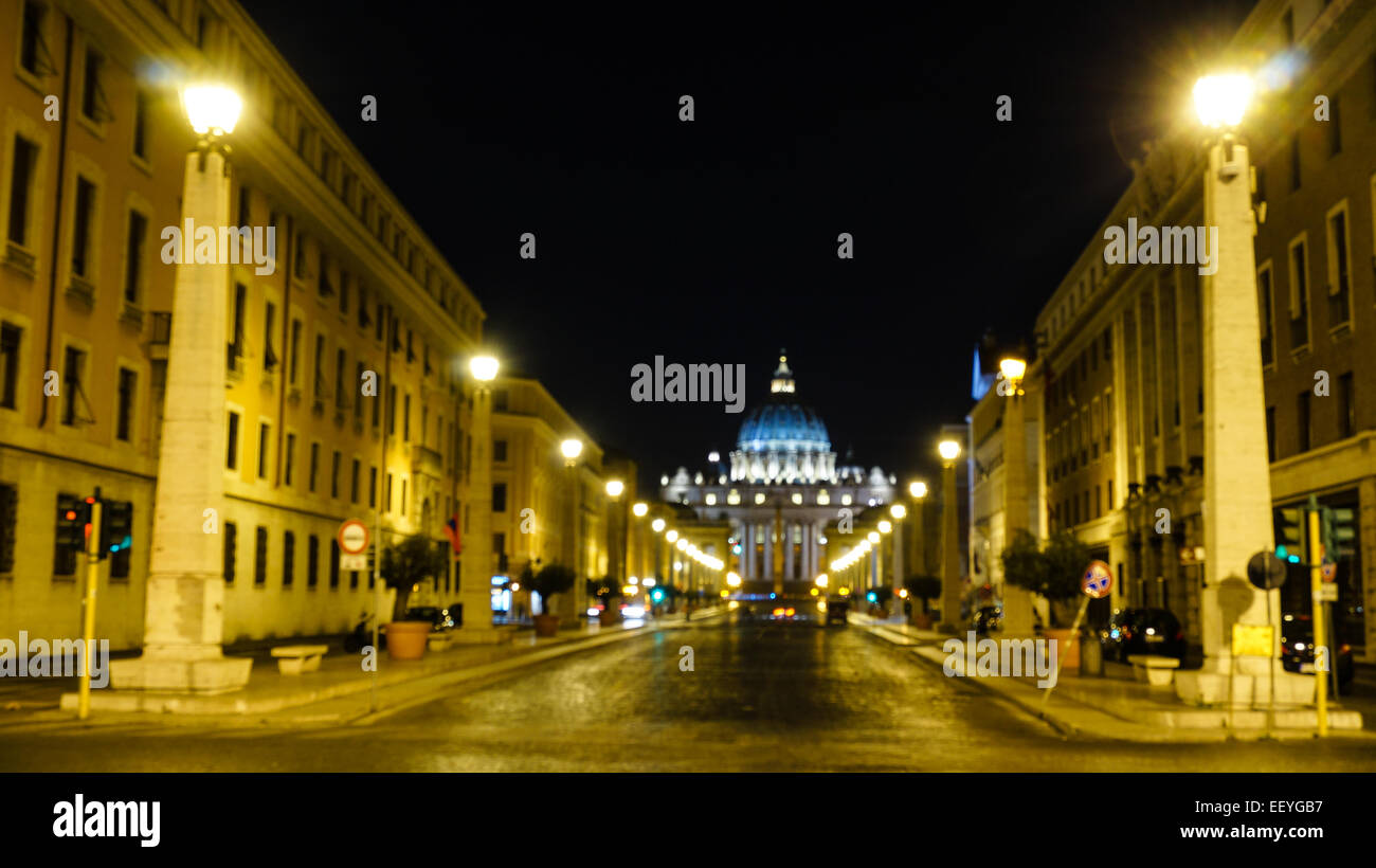 Segno notturno dell'esterno della Piazza della Basilica di San Pietro in estate, Roma Italia Foto Stock