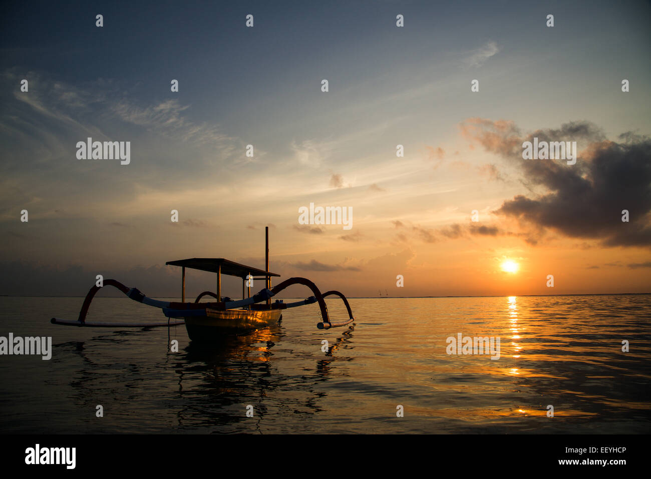 Barca da pesca balinese sulla spiaggia di Sunrise Sanur Bali Foto Stock