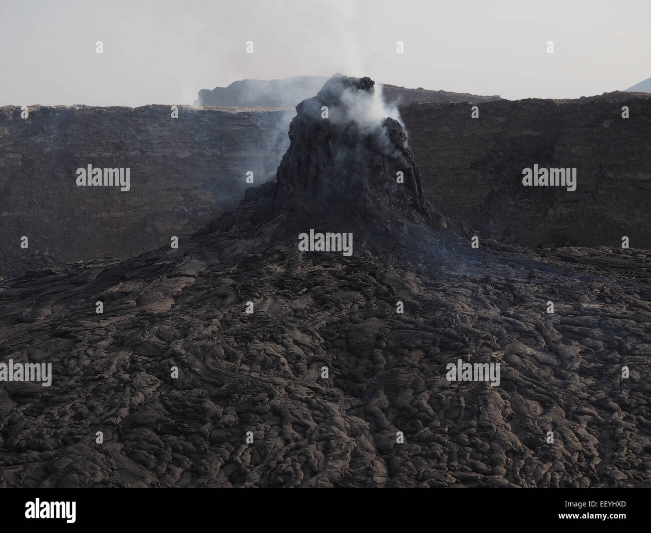 Pinnacle per fumatori al vulcano Erta Ale area. Il flusso di lava formata incredibile onde e modelli dopo ogni eruzione. Trova i Foto Stock