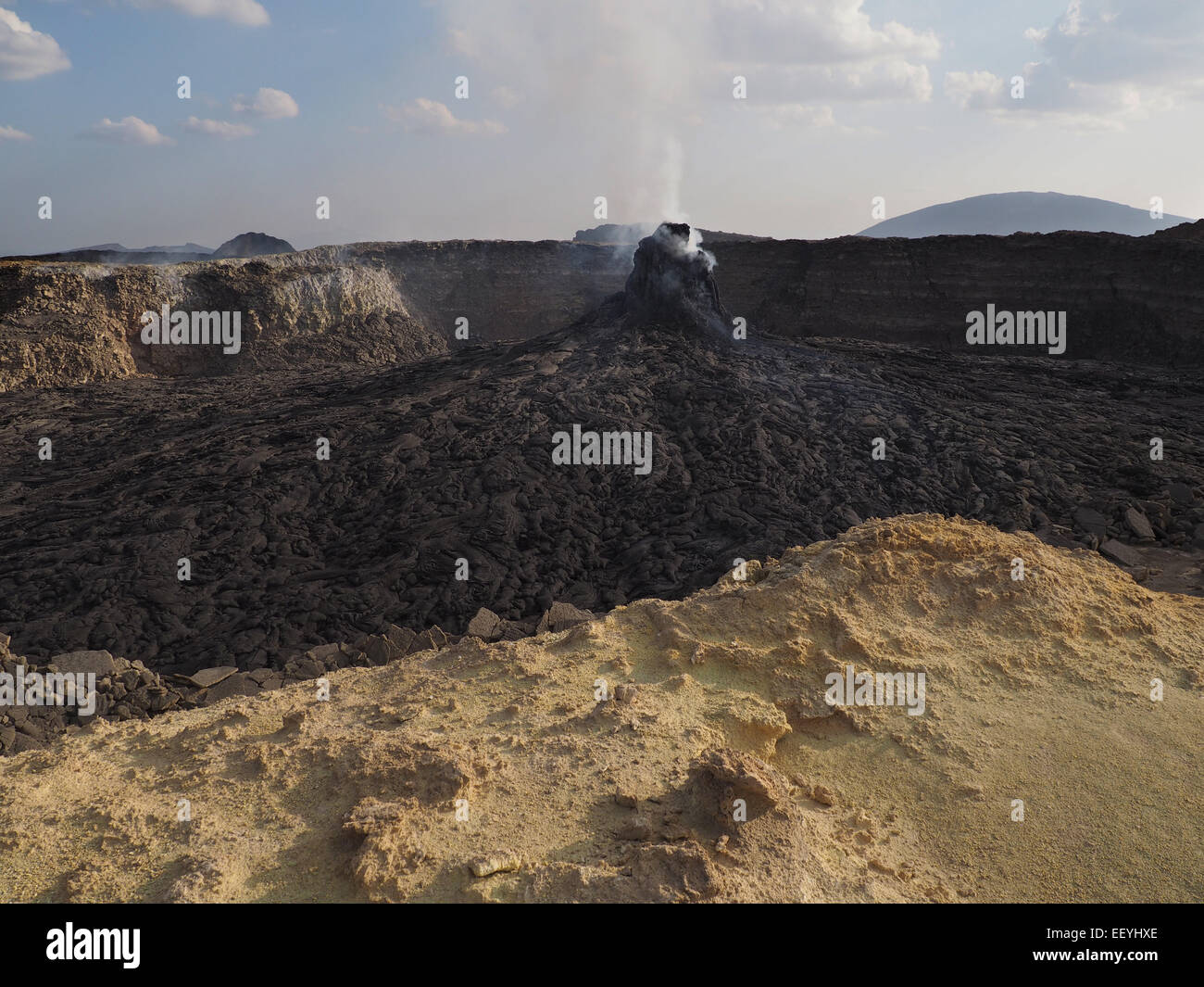 Pinnacle per fumatori al vulcano Erta Ale area. Il flusso di lava formata incredibile onde e modelli dopo ogni eruzione. Trova i Foto Stock