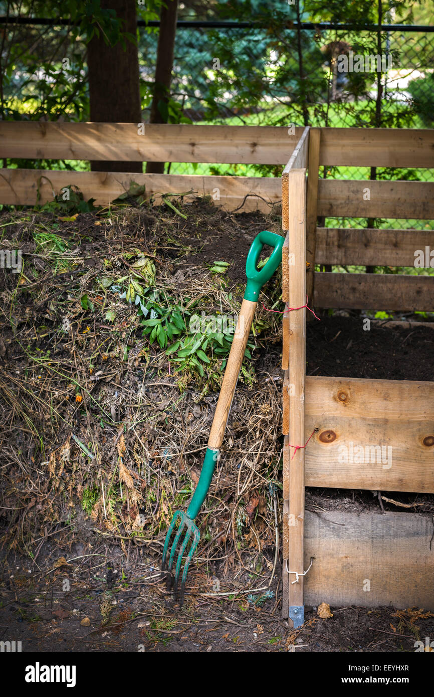 Il compost in legno Scatole con un processo di compostaggio del suolo e  rifiuti di cantiere per il giardino sul retro riducendo in concime organico  Foto stock - Alamy