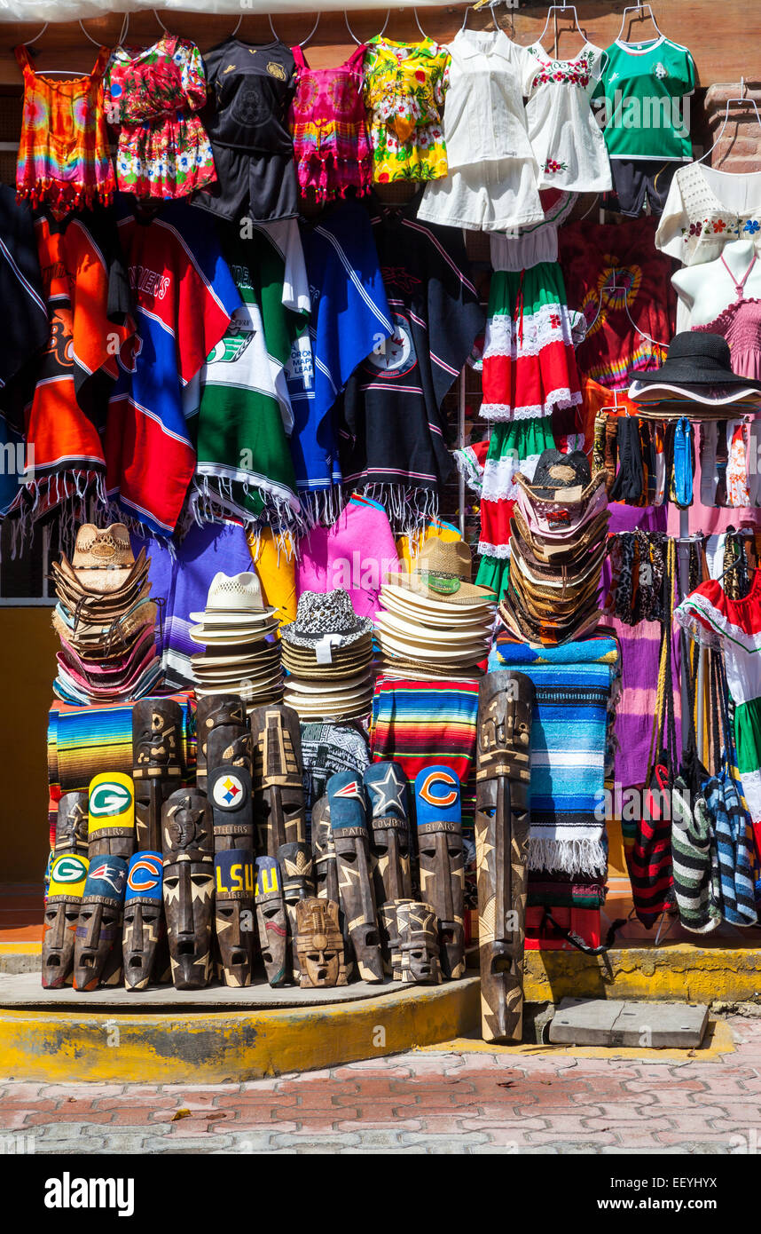 Negozi di souvenir Vendita di cappelli, maschere, abbigliamento,  oggettistica. Playa del Carmen e Riviera Maya, Yucatan, Messico Foto stock  - Alamy