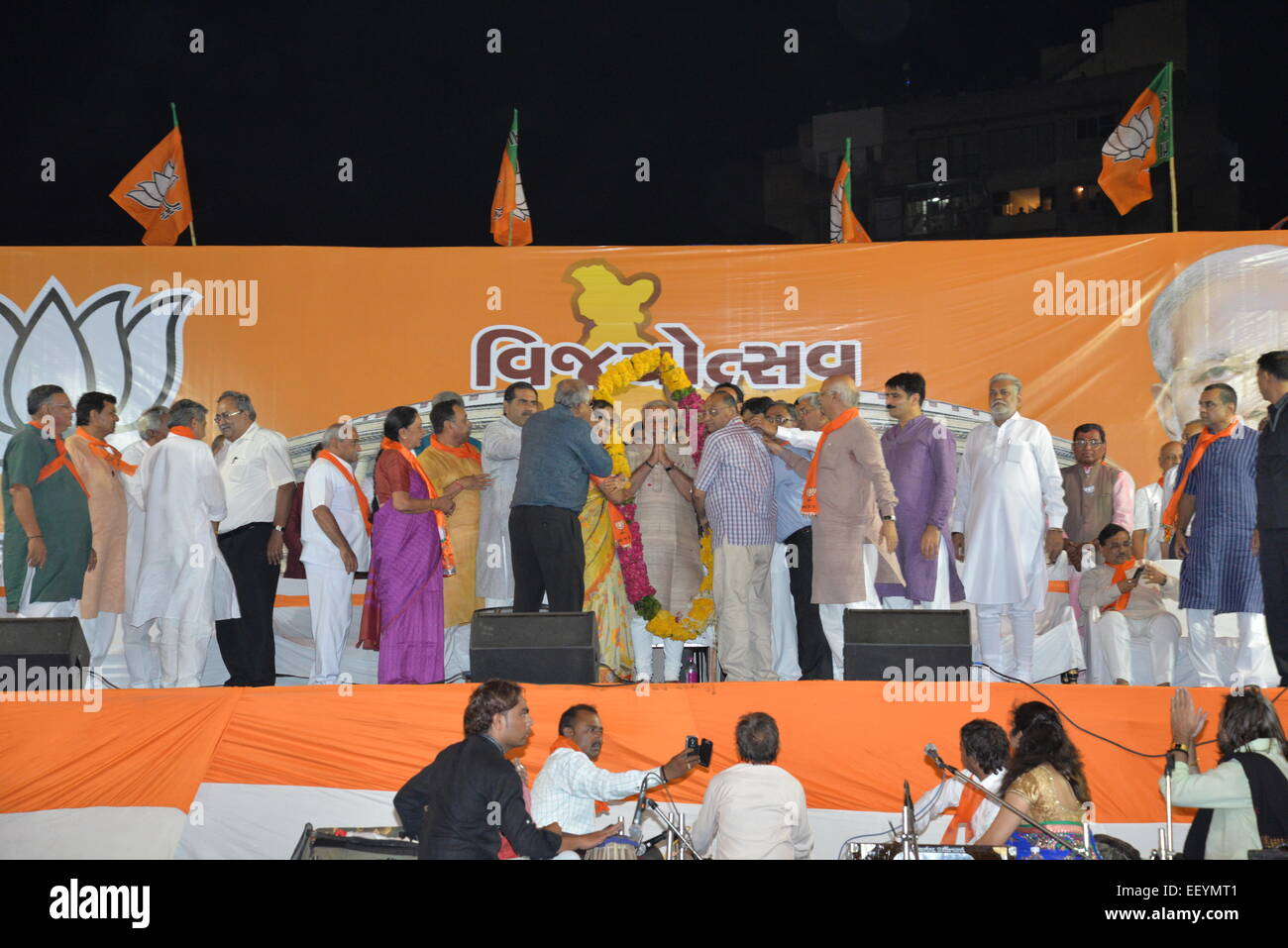 AHMEDABAD, Gujarat/India - 16 maggio 2014 :Primo Ministro Narandra Modi di indirizzamento rally Vijayutsav dopo la vittoria a colpi di maggioranza Lok Sabha sondaggi presso Dharnidhar Maggio 16, 2014 in Ahmedabad, India. Foto Stock