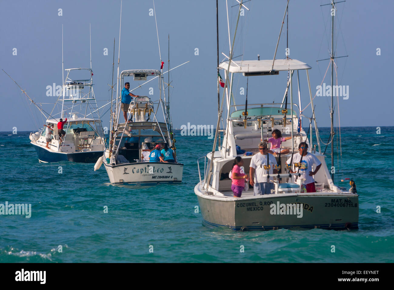 I passeggeri ottenere pronto per una giornata di pesca sportiva. Playa del Carmen e Riviera Maya, Yucatan, Messico. Foto Stock