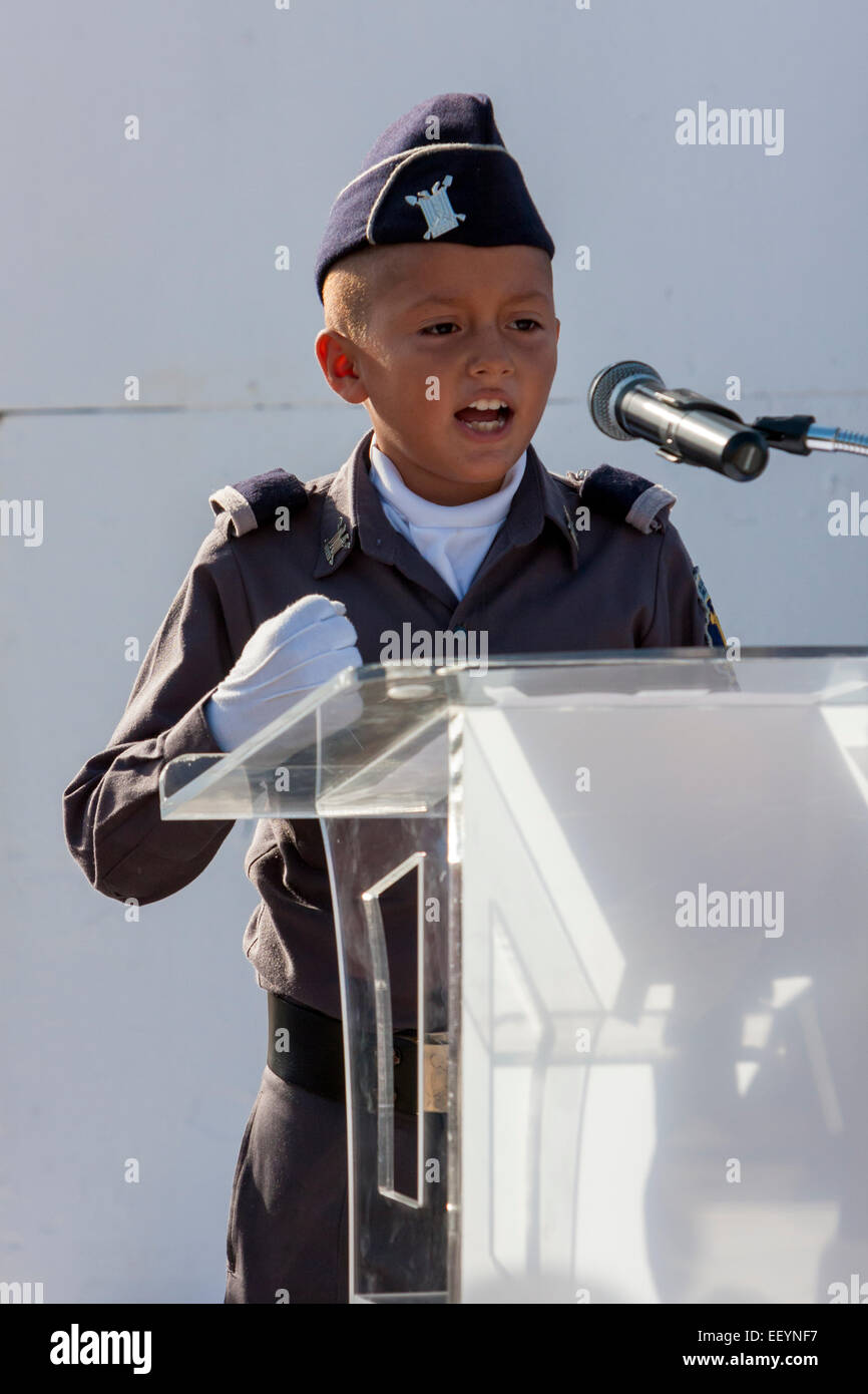 Giovani Cadet dando un discorso alla celebrazione del settantesimo anniversario di fondazione della marina militare messicano, Playa del Carmen. Foto Stock