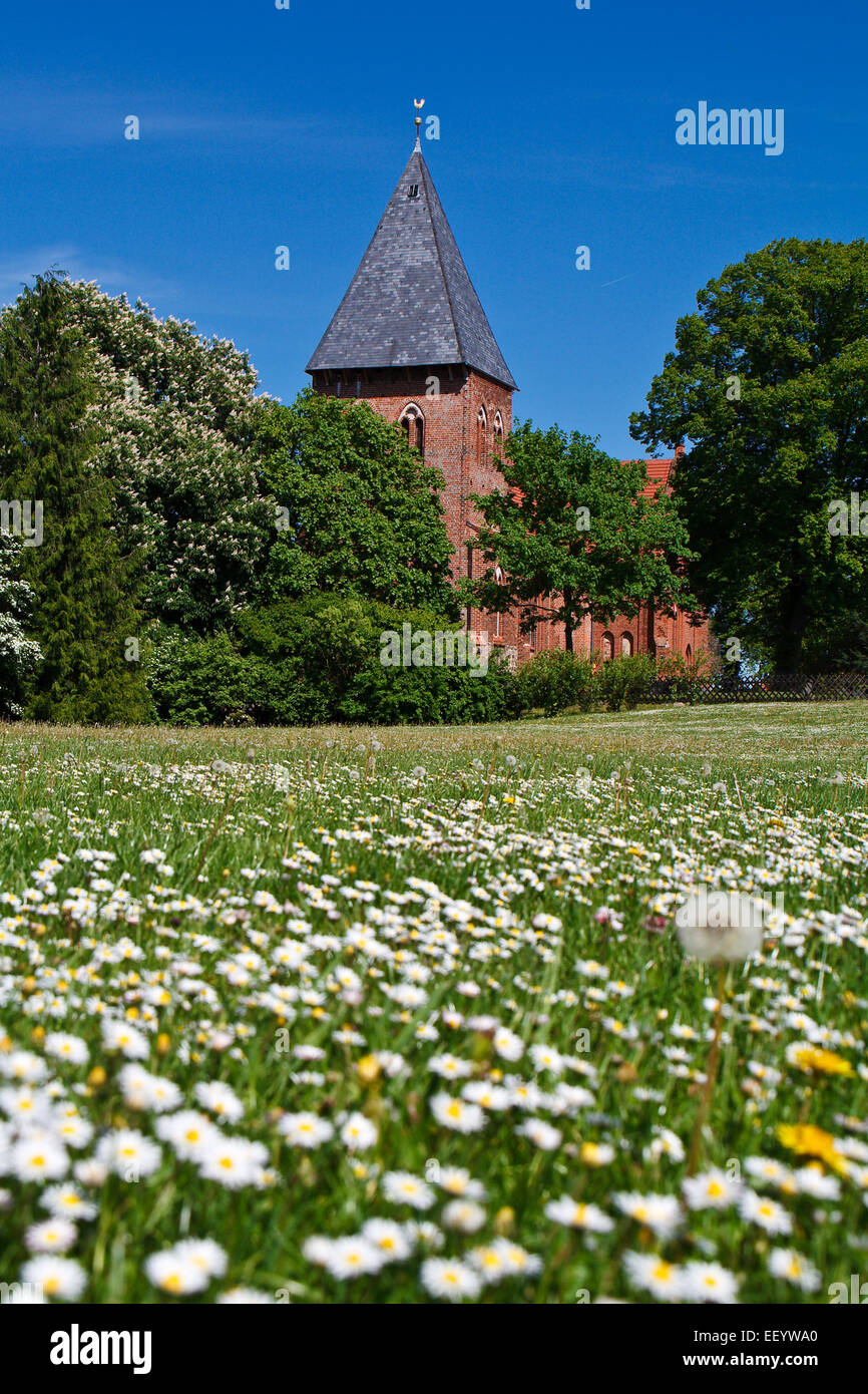 Vista di una chiesa in un villaggio in Germania. Foto Stock Vista di una chiesa in un villaggio in Germania. Foto Stock