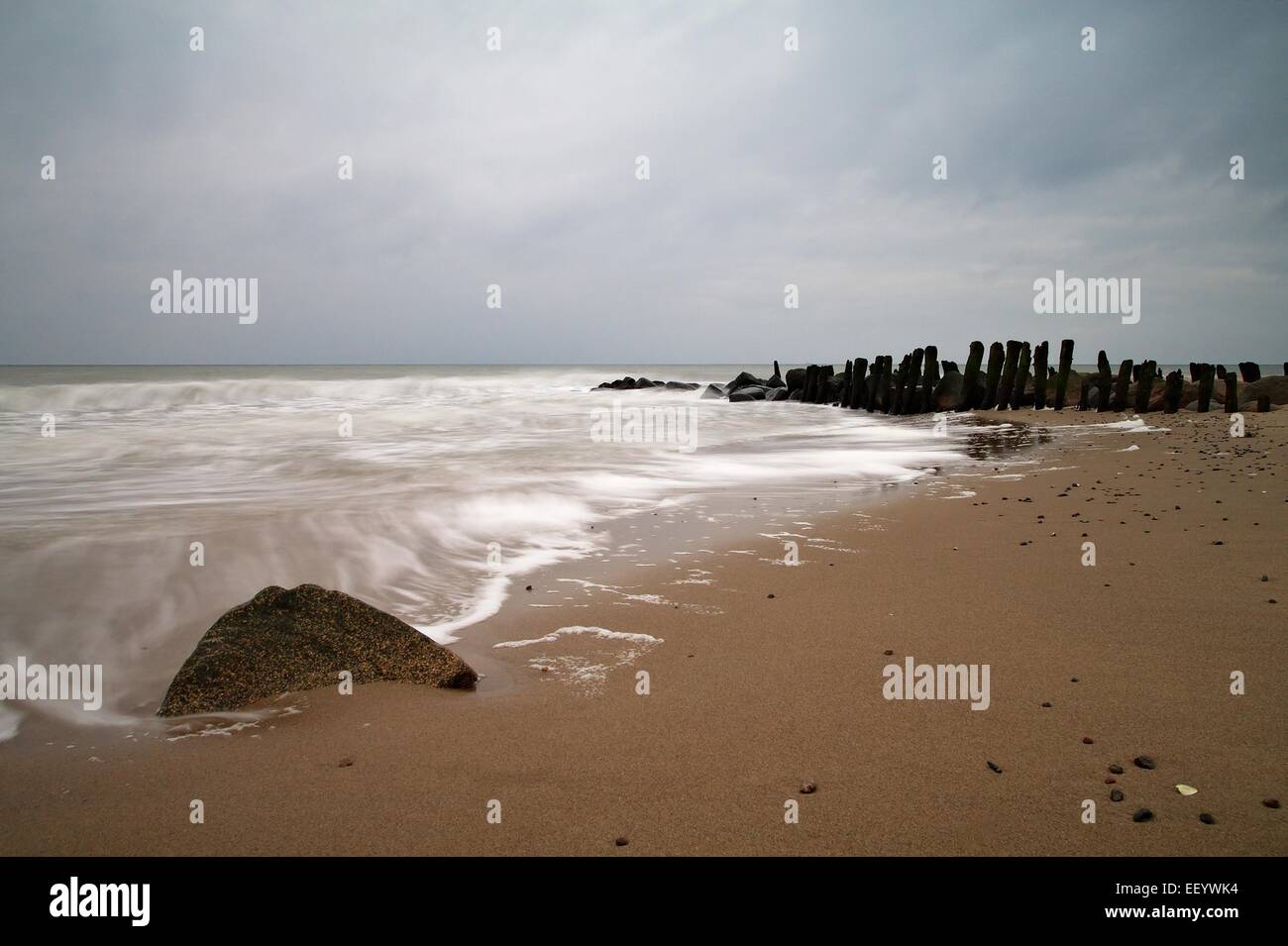 Groyne sulla riva del Mar Baltico Foto Stock