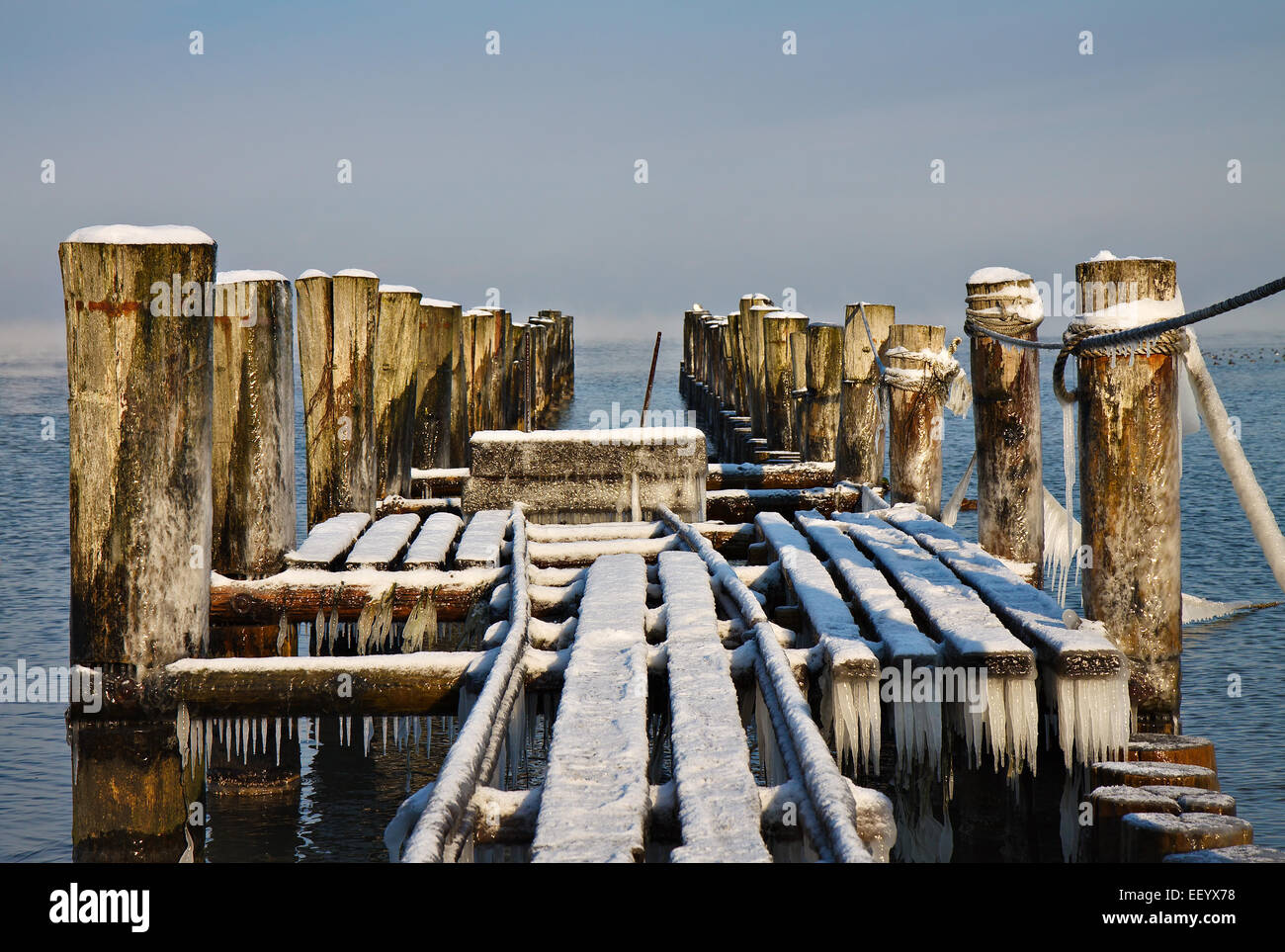 Struttura di frangionde sulla costa baltica in inverno. Foto Stock