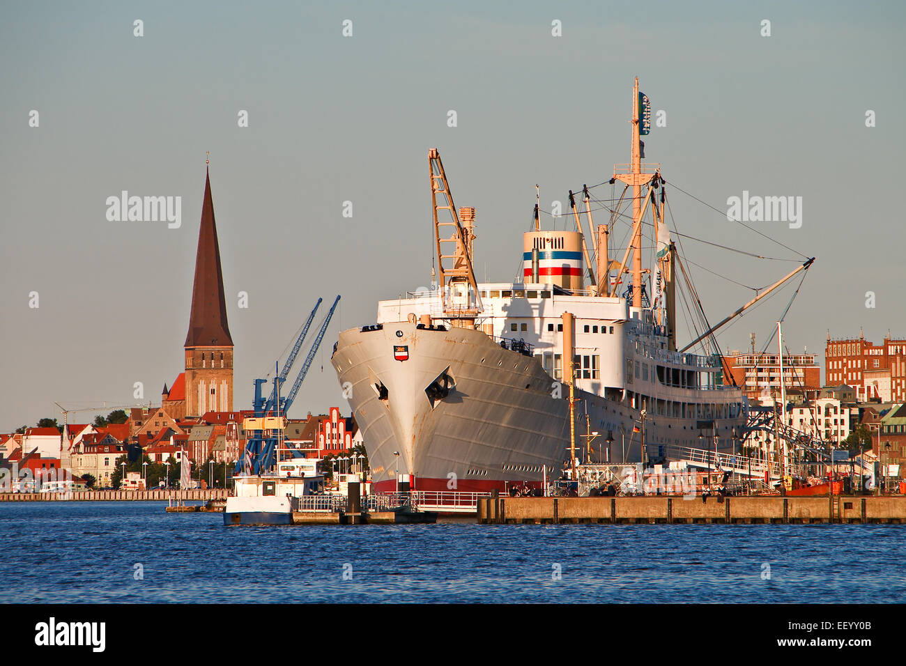 Vista della città portuale di Rostock. Foto Stock