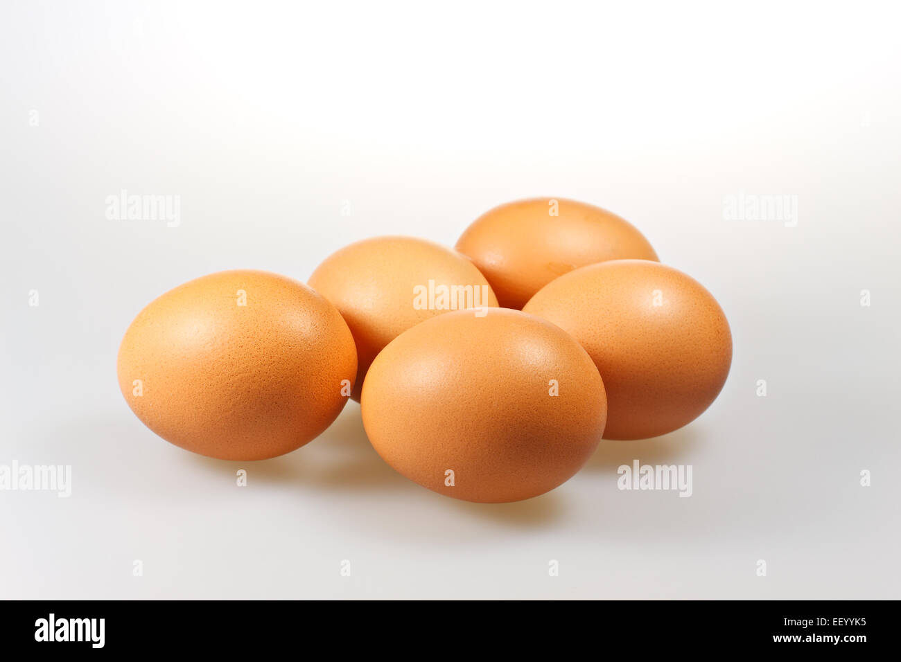 Cinque uova giacenti. Foto Stock
