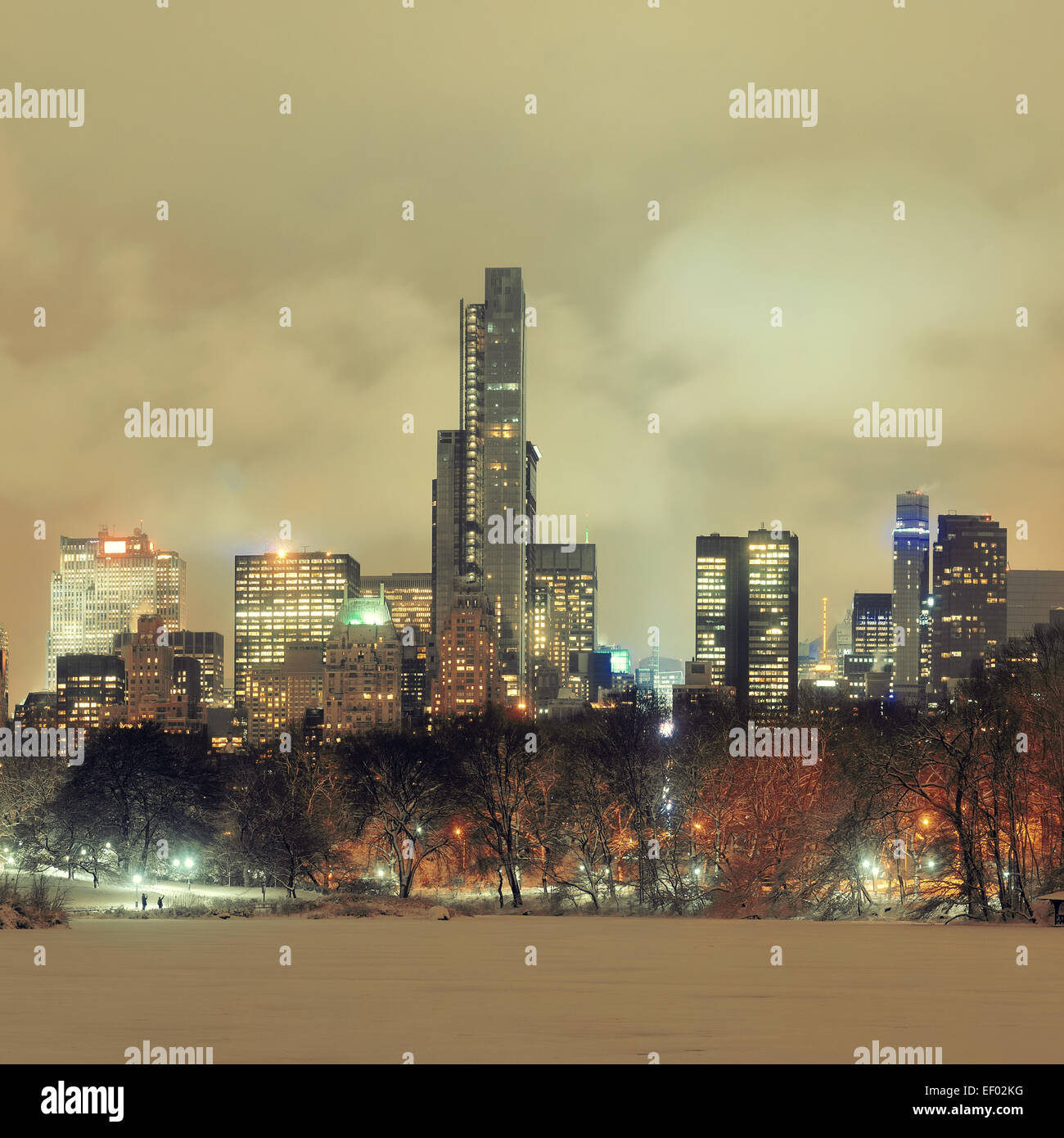 Central Park inverno al panorama notturno con grattacieli di Manhattan a New York City Foto Stock