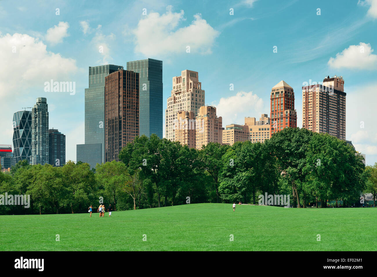 Central Park la molla con la skyline di Manhattan a New York City Foto Stock