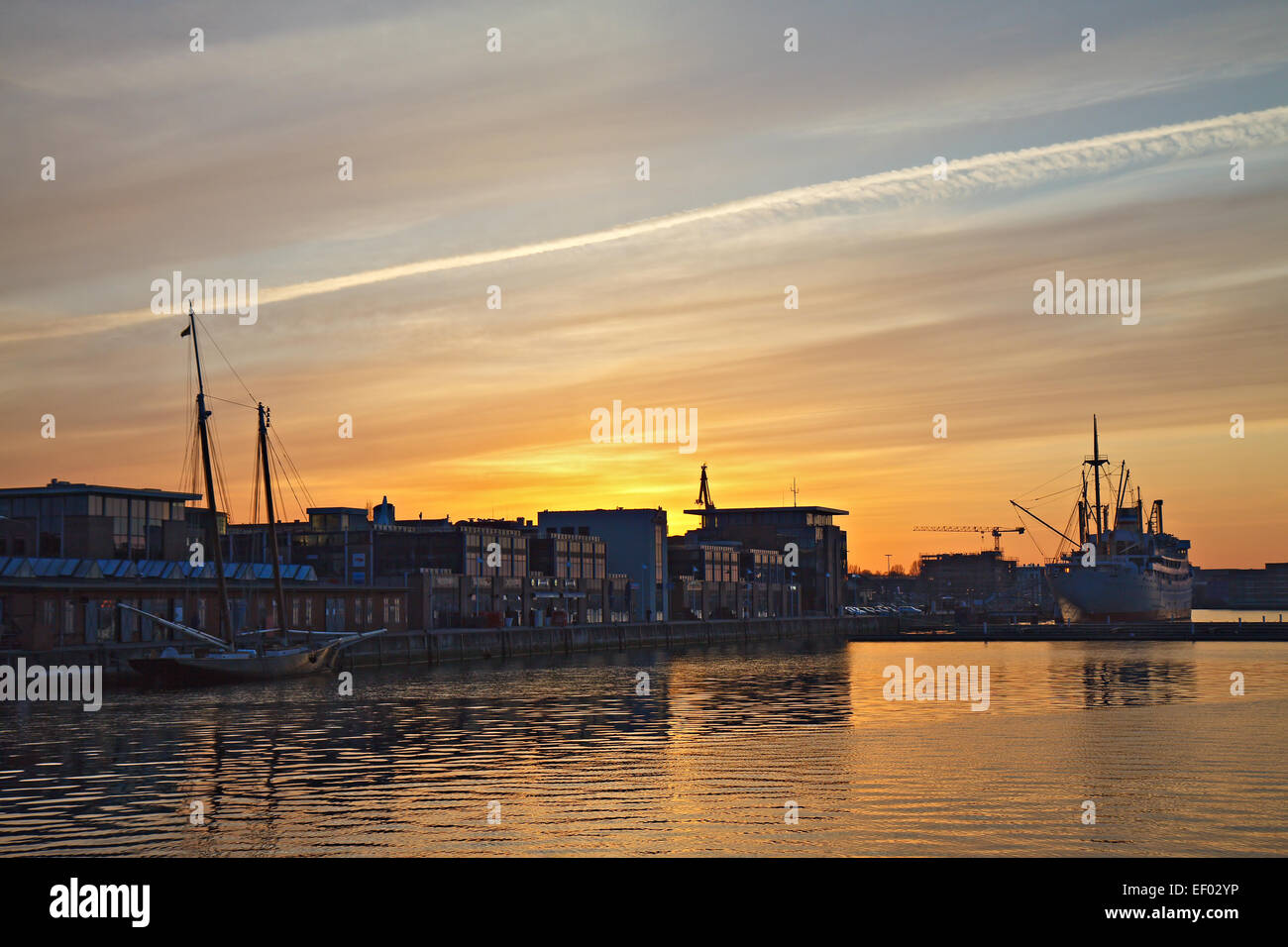 Vista della città portuale di Rostock al tramonto. Foto Stock