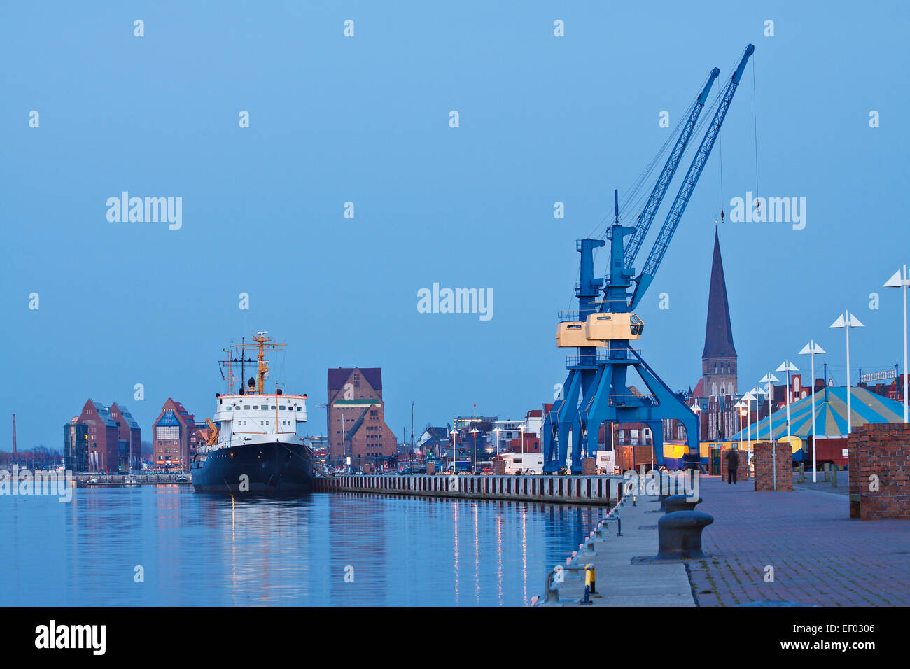 Vista della città portuale di Rostock al blu ora. Foto Stock