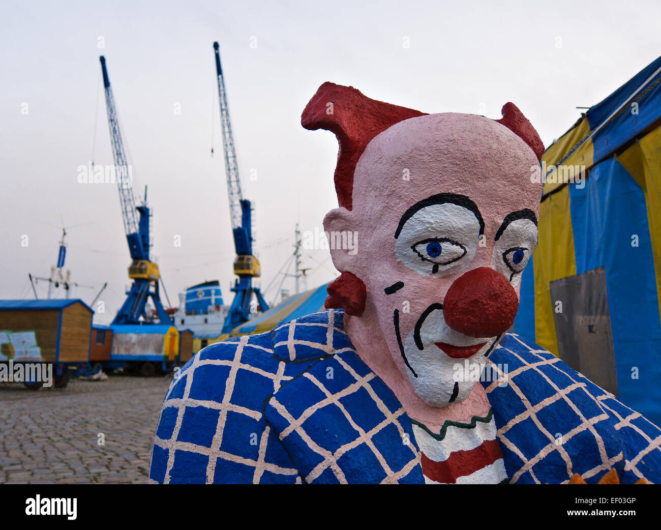 Clown figura nel porto della città di Rostock Foto Stock
