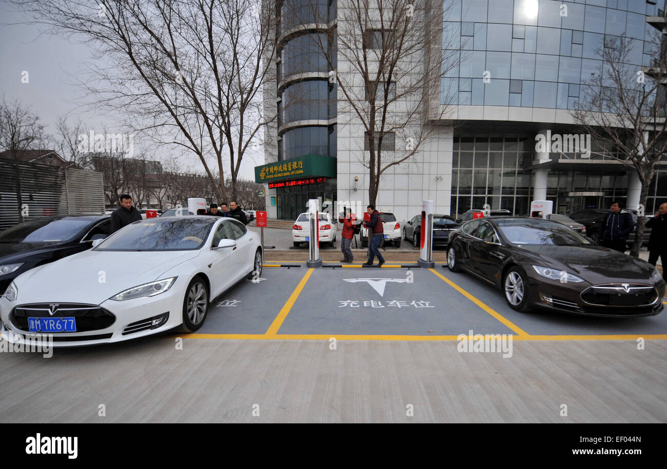 Tianjin. 24 gen 2015. I proprietari hanno il loro Tesla auto elettrica ricaricata in un sovralimentatore stazione nel nord della Cina di Tianjin, Gennaio 24, 2015. La prima Tesla Supercharger stazione di Tianjin è stato messo in uso il sabato. I compressori sono tra i più veloci del mondo dei sistemi di ricarica, consentendo agli utenti di ricaricare completamente le loro vetture Tesla' delle batterie in 75 minuti. © Zhang Chenlin/Xinhua/Alamy Live News Foto Stock