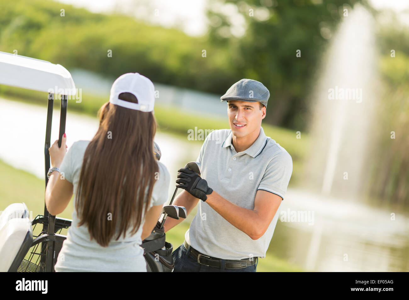 Coppia giovane al campo da golf Foto Stock