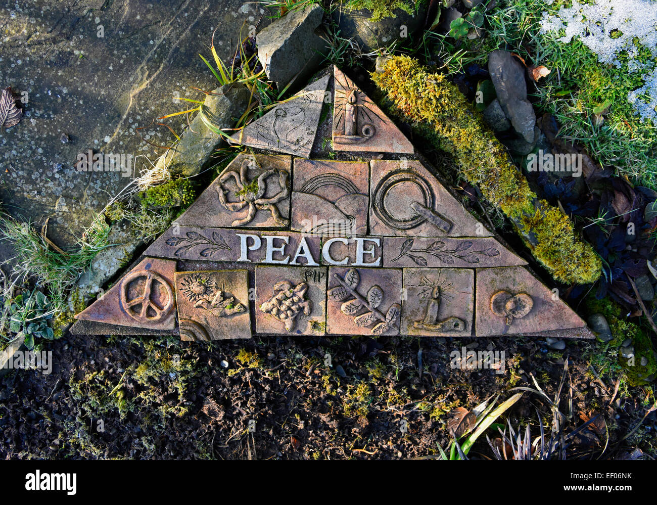 'Pace' tile pattern in giardino. Brigflatts amici Meeting House, York, Cumbria, England, Regno Unito, Europa. Foto Stock