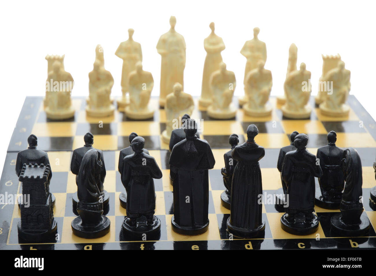 Pezzi di nero e bianco a scacchi pezzi su uno sfondo bianco Foto Stock