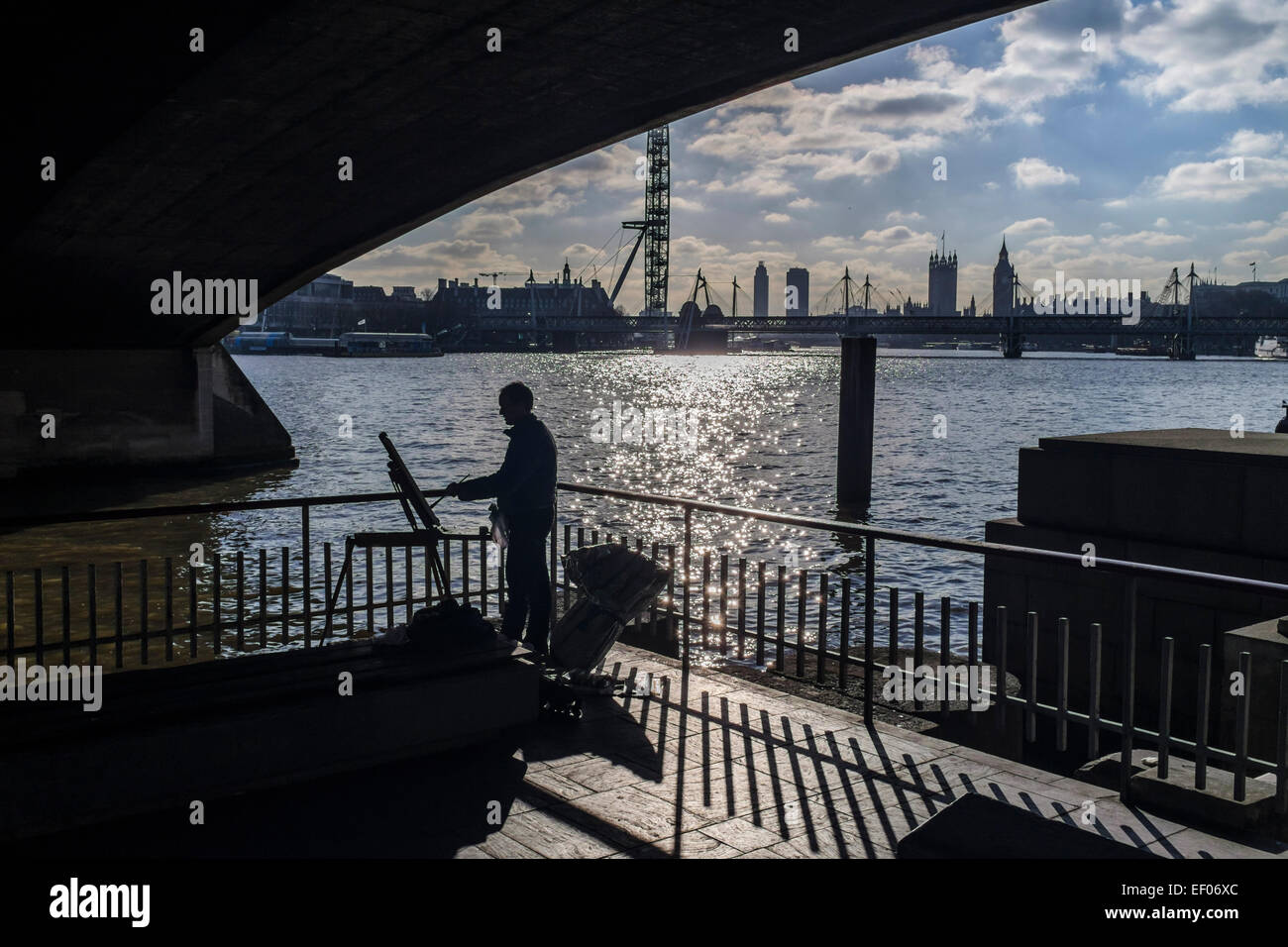 Silhouette di artista pittura al di sotto del ponte di Waterloo, London, Regno Unito Foto Stock