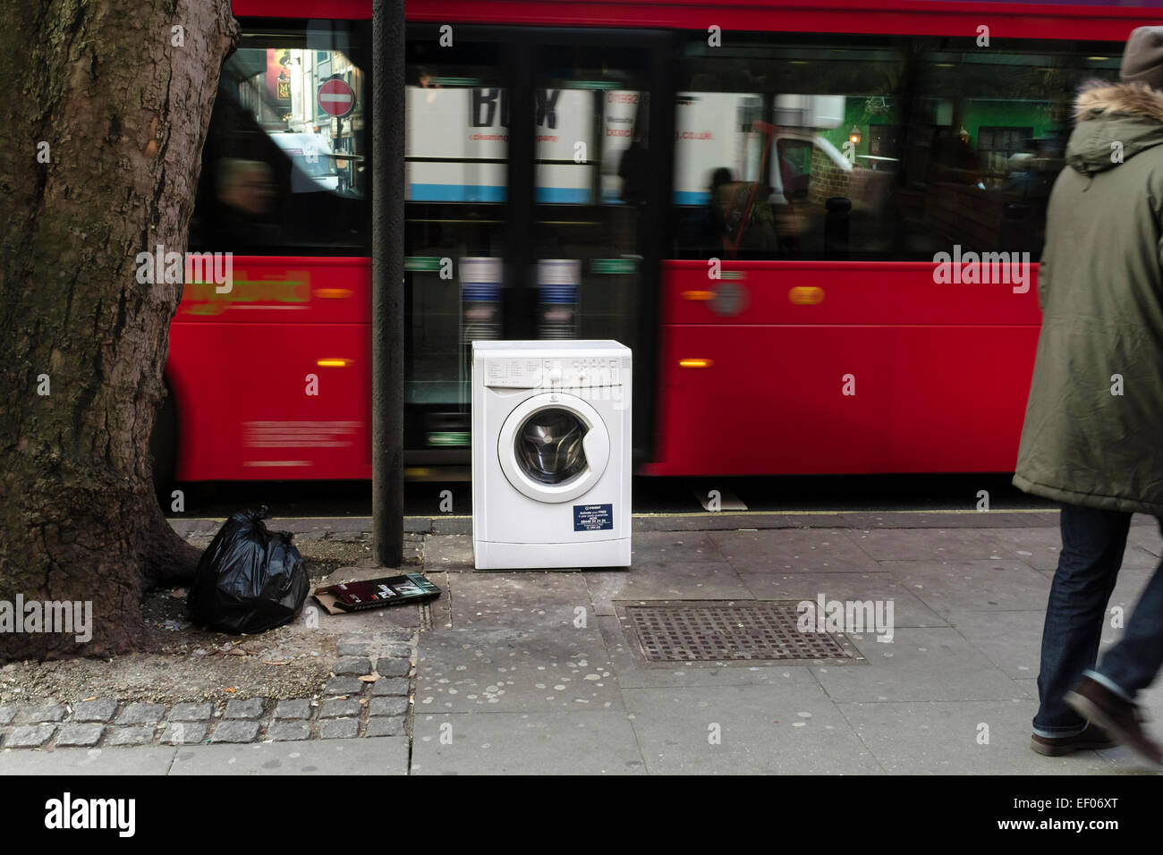 Macchina di lavaggio oggetto di dumping dal lato della strada, London, Regno Unito Foto Stock