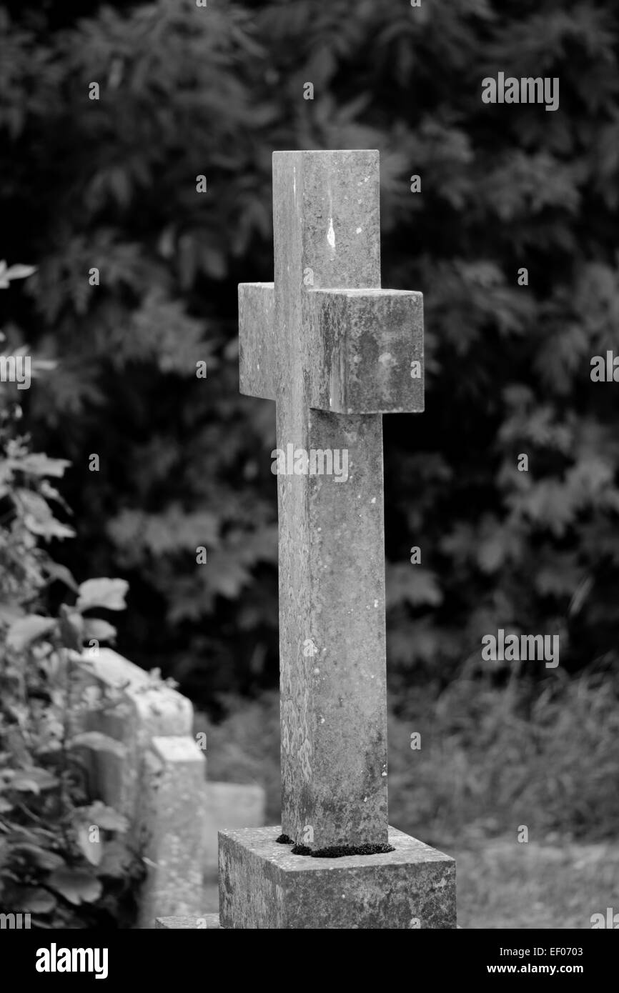Bianco e nero croce di pietra tombale di Foster Hill Road cimitero, Bedford, Bedfordshire, Inghilterra Foto Stock